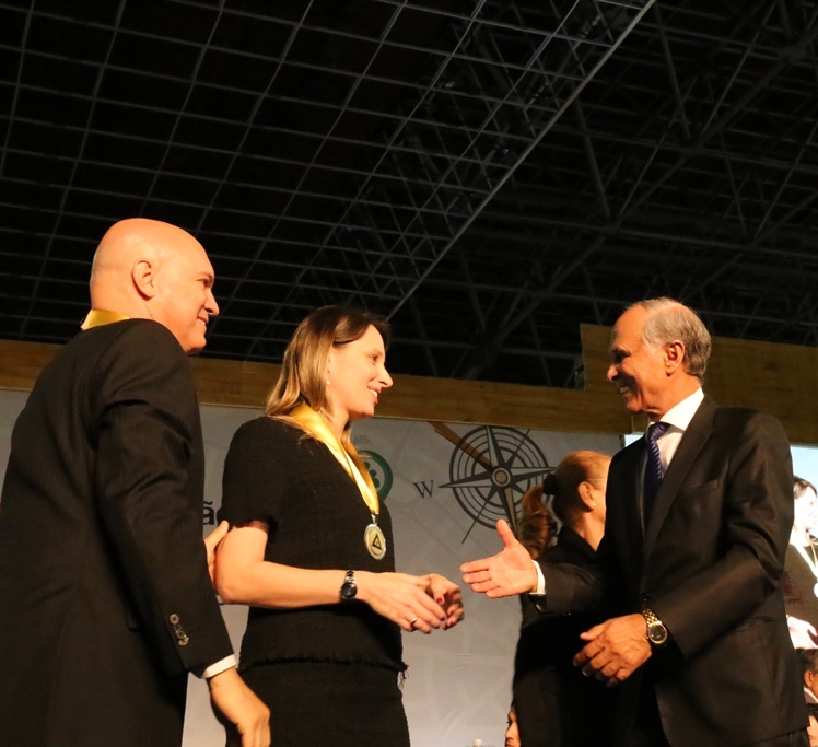A diretora da Escola de Contas e Capacitação Professor Pedro Aleixo, do TCEMG, Silvia Araújo, também foi homenageada com o mérito municipalista Celso Mello de Azevedo (Foto: Karina Camargos Coutinho)
